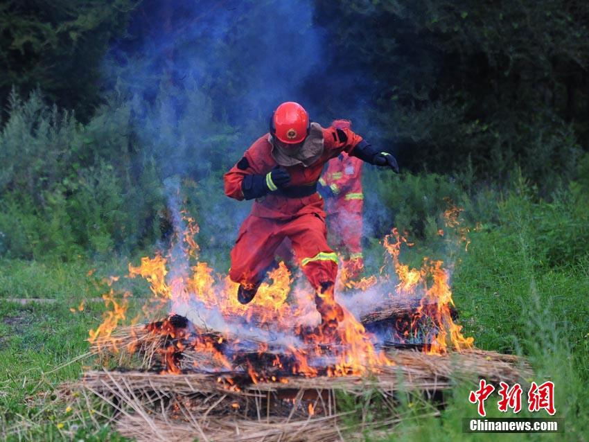 燃え盛る火の中に飛び込め！新人森林消防隊(duì)員の精神を鍛練　吉林省
