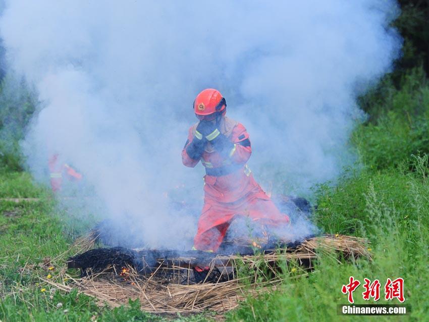 燃え盛る火の中に飛び込め！新人森林消防隊員の精神を鍛練　吉林省