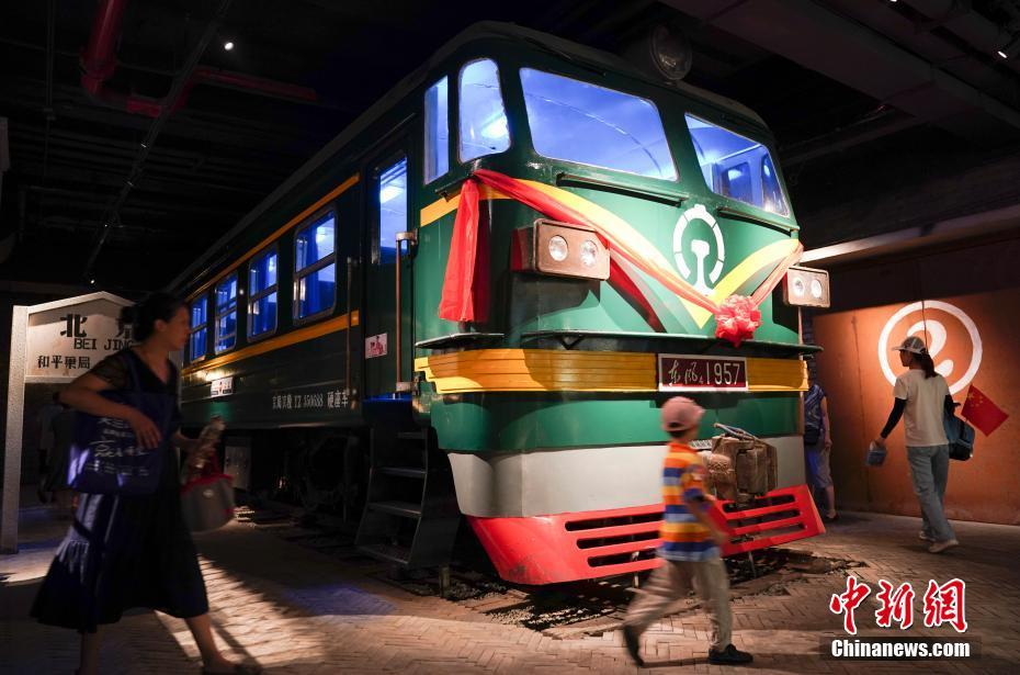 8月15日、北京王府井のデパート地下に再現(xiàn)された昔風(fēng)の「鉄道駅」で列車に乗り込もうとする市民（撮影?盛佳鵬）。