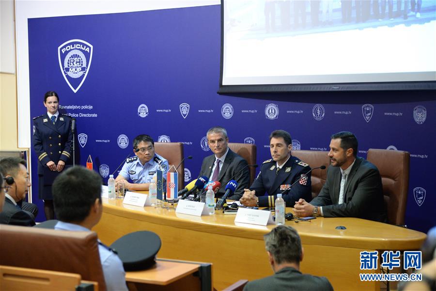 8月14日、ザグレブでの記者會(huì)見(jiàn)に出席した、中國(guó)側(cè)合同パトロール隊(duì)リーダーの薛強(qiáng)氏（後列右から4番目）およびザグレブ警察犯罪予防センターのTishmer主任（後列右から3番目）（撮影?高磊）。