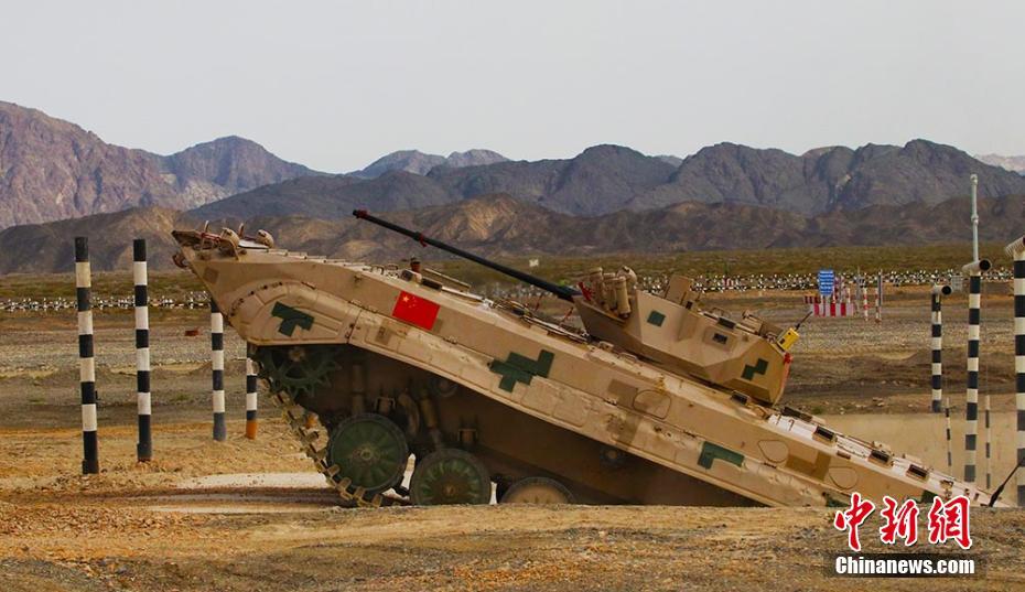 <寫真で見る>國際軍事競技大會、「スヴォーロフ突撃」リレーで中國が団體優(yōu)勝