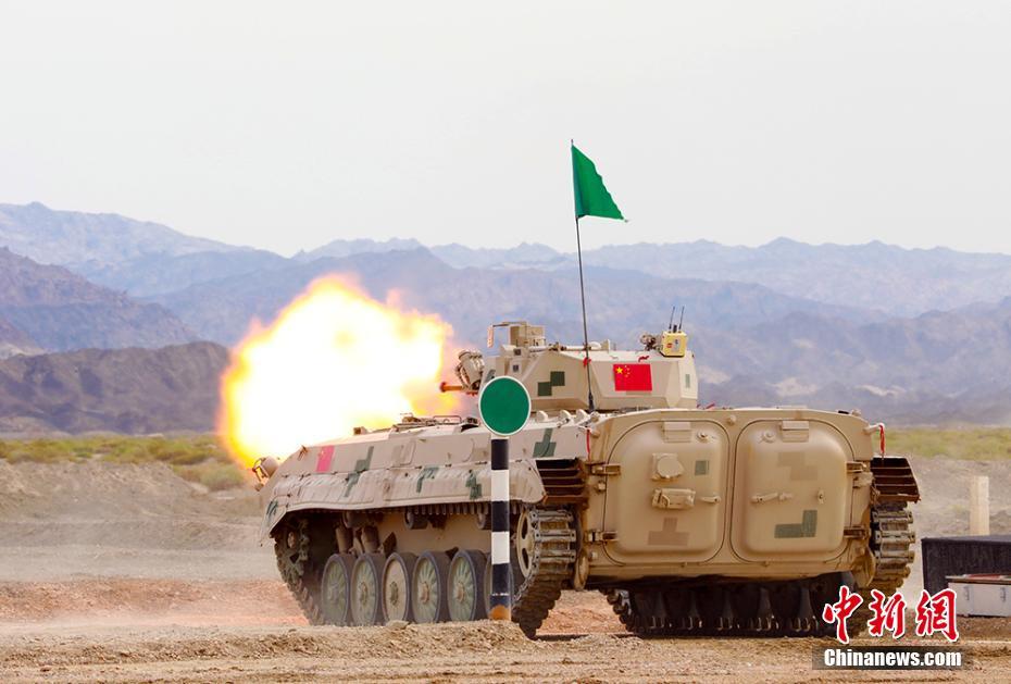 <寫真で見る>國際軍事競技大會、「スヴォーロフ突撃」リレーで中國が団體優(yōu)勝