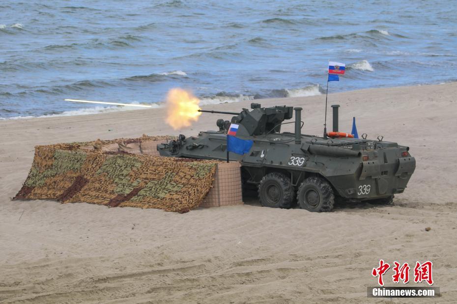 <寫(xiě)真で見(jiàn)る>國(guó)際軍事競(jìng)技大會(huì)、「スヴォーロフ突撃」リレーで中國(guó)が団體優(yōu)勝