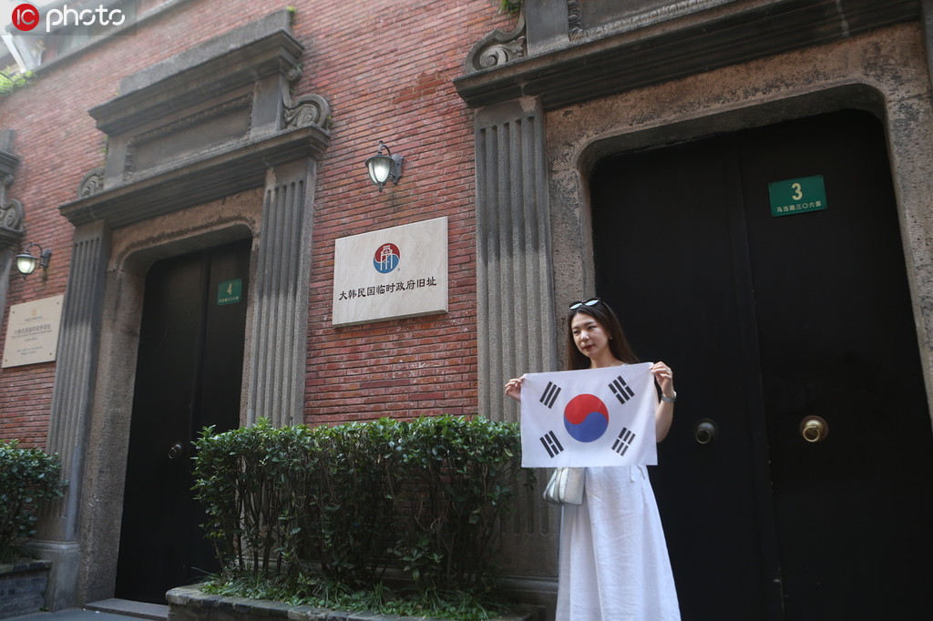 人気の観光地となった大韓民國臨時政府舊跡（上海黃浦區(qū)馬當(dāng)路306弄4號）を「聖地巡禮」しようと訪れ、國旗を持って記念撮影をする韓國人観光客（寫真著作権は東方ICが所有のため転載禁止）。