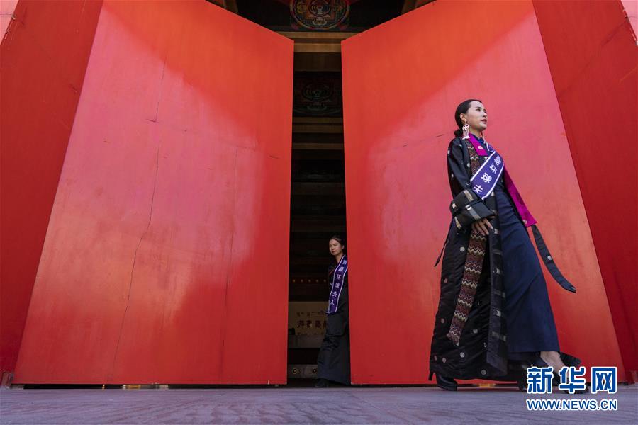 チベット風のファッション、ラサで披露