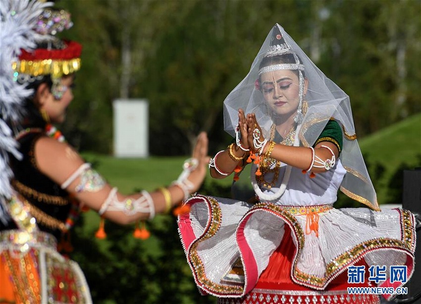 「インドデー」イベントでパフォーマンスを行うアーティスト（8月17日、撮影?張晨霖）。