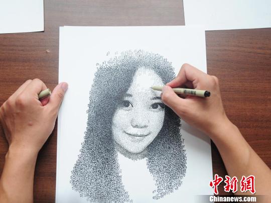 1枚の肖像畫に名前が1萬個！長春の若者が創(chuàng)作した「名前アート」