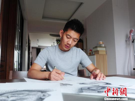 1枚の肖像畫に名前が1萬個(gè)！長春の若者が創(chuàng)作した「名前アート」