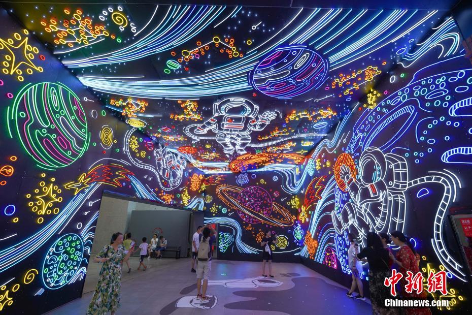 8月19日、ネット上で人気になっている貴陽市北京路地下鉄駅商業(yè)エリアを訪れ、マジカル?ライティングショーを見る市民（撮影?賀俊怡）。
