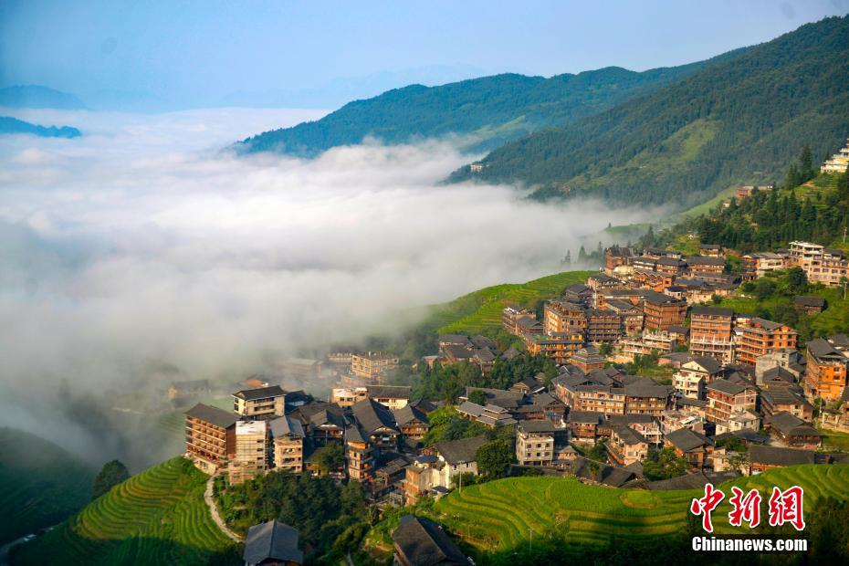 段々畑に雲(yún)海がたなびく絵畫のような風(fēng)景　広西?竜勝
