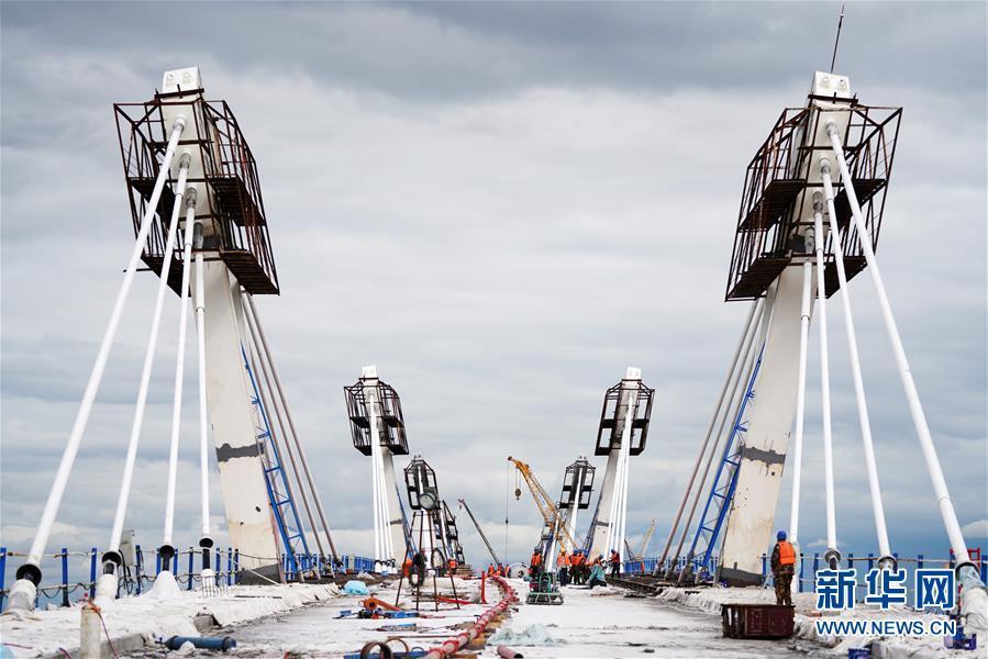 中國とロシアが共同建設(shè)する國境またぐ大橋が舗裝段階へ　黒竜江省