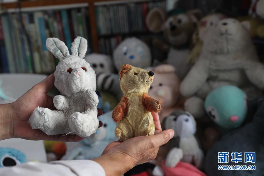 8月20日、30年以上使っている持ち主から修理のために朱伯明さんが預かったぬいぐるみ2個 (撮影?劉穎)。