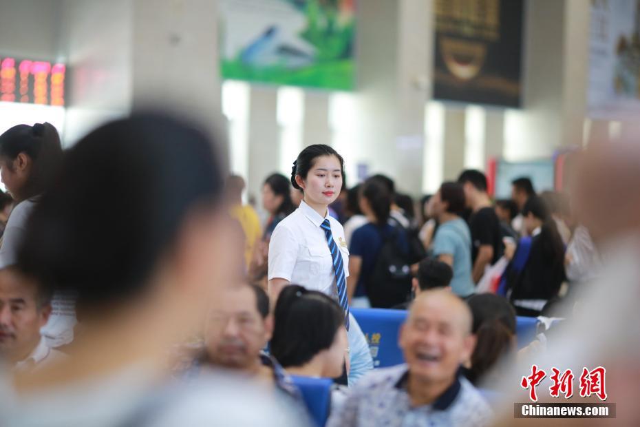 待合ロビーを巡回する張■さん(■は女へんに尼) (撮影?蘇志剛) 。