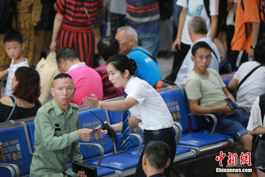 「暑運(yùn)」真っ只中！若き女性駅員の1日に密著　四川省
