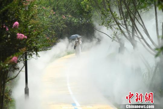 重慶に「スマートクールロード」が登場　気溫が上がるとミスト噴射