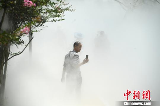 重慶に「スマートクールロード」が登場　気溫が上がるとミスト噴射