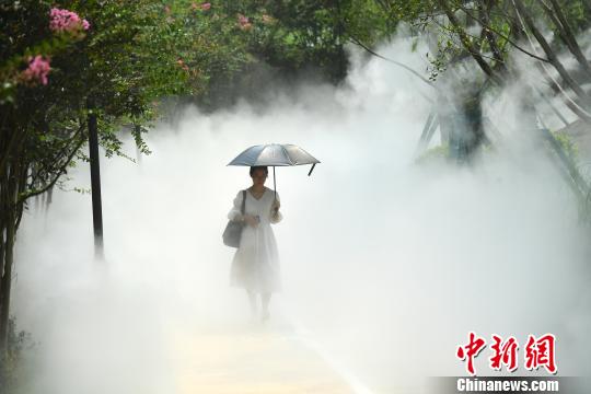 重慶に「スマートクールロード」が登場　気溫が上がるとミスト噴射