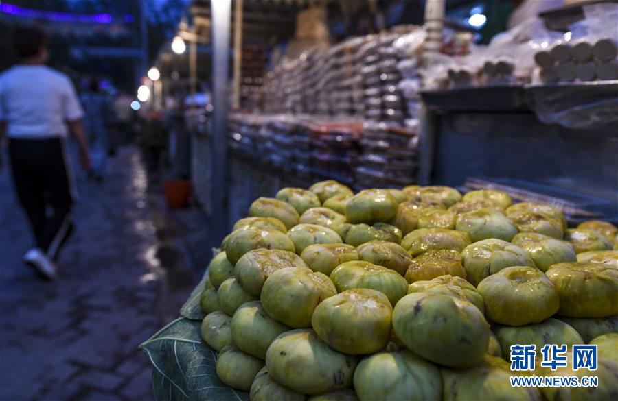 美食が集まるカシュガルのナイトバザール　新疆