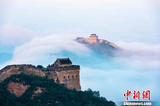 雲(yún)海に覆われた金山嶺長城（撮影?王占山）。