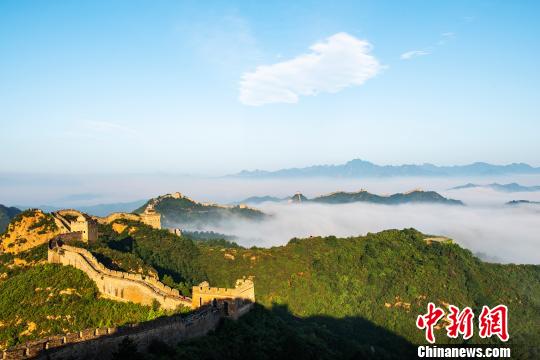 秋雨のあと、雲(yún)海の中に浮かぶ仙境のような金山嶺長城　河北省