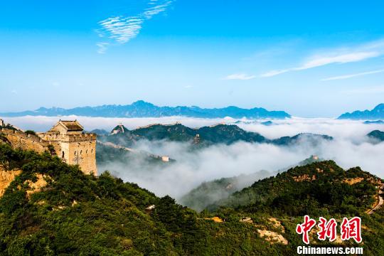 秋雨のあと、雲(yún)海の中に浮かぶ仙境のような金山嶺長城　河北省