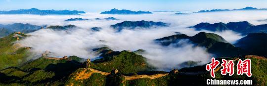 秋雨のあと、雲(yún)海の中に浮かぶ仙境のような金山嶺長(zhǎng)城　河北省