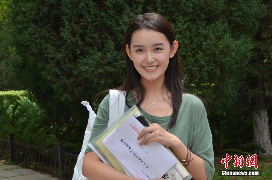 キャンパスに姿を現(xiàn)した子役出身の蔣依依（ジアン?イーイー）（撮影?翟璐）。