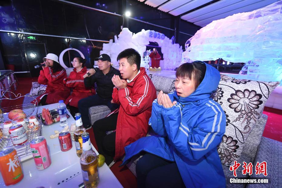 凍えそうな氷の部屋でカラオケを熱唱！　湖南省