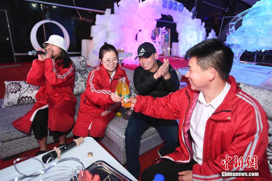 凍えそうな氷の部屋でカラオケを熱唱！　湖南省