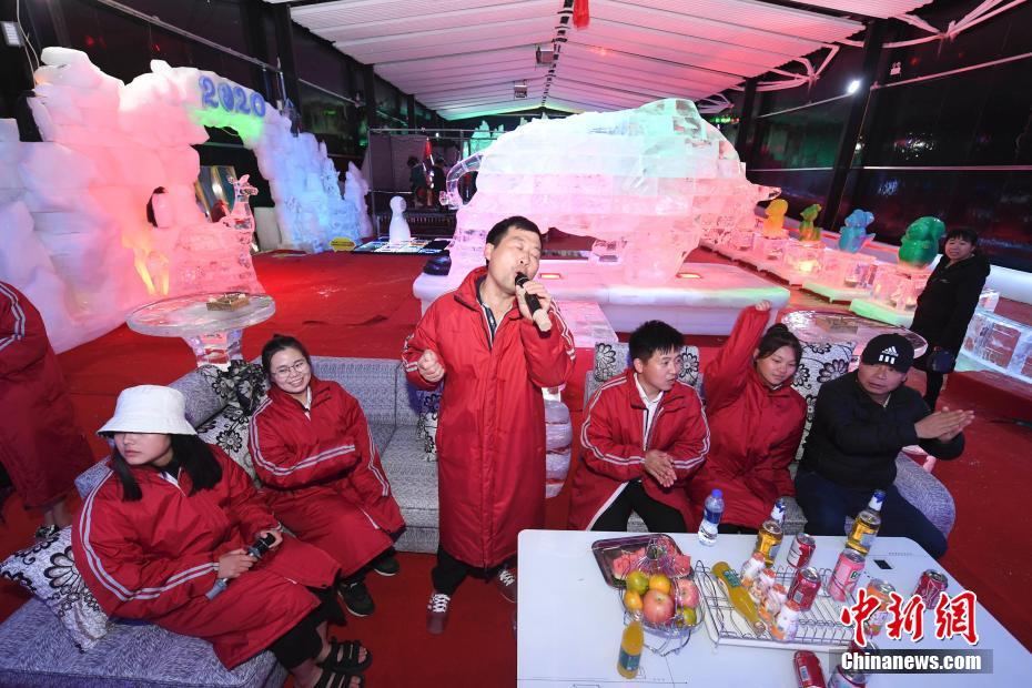 凍えそうな氷の部屋でカラオケを熱唱！　湖南省