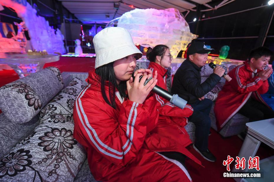 凍えそうな氷の部屋でカラオケを熱唱！　湖南省