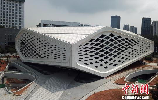 中國で文房四寶の一つとされる「硯」をモチーフにし、「蕉門墨硯」と名付けられた南沙區(qū)新図書館（撮影?姫東）。