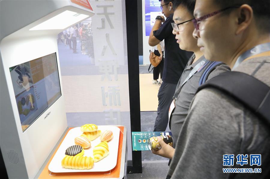 8月22日、畫像認(rèn)識技術(shù)を採用したセルフオーダーシステムを體験する來場者（撮影?方喆）