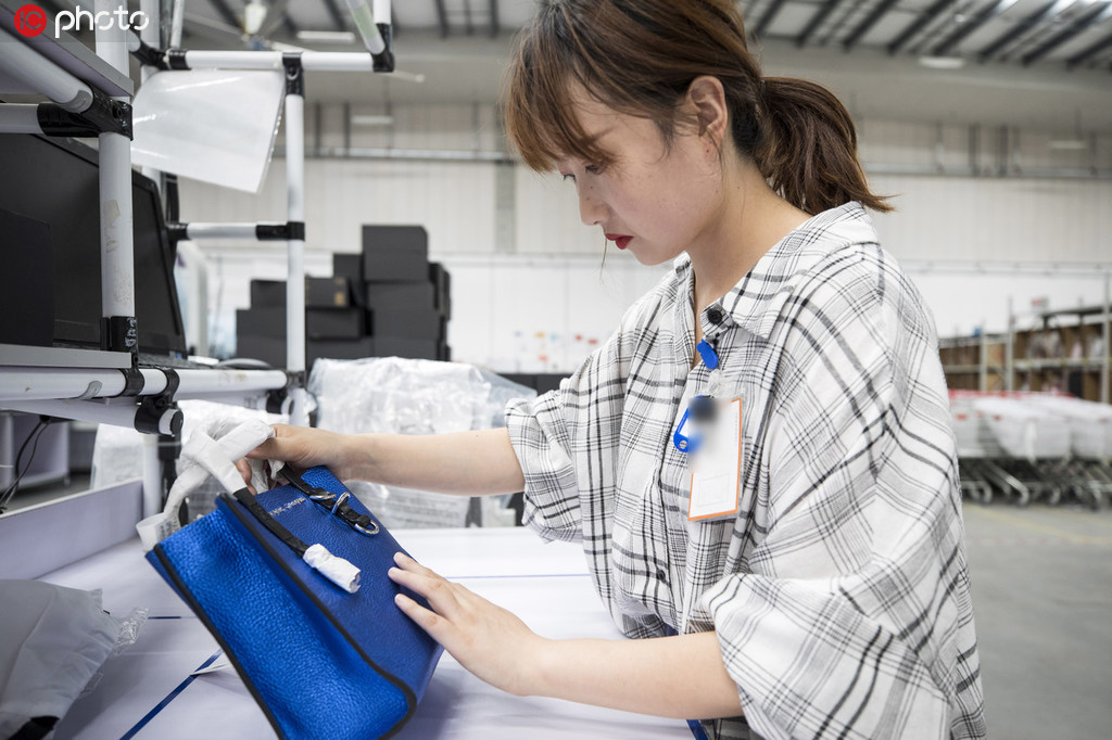 バッグの鑑定をする「菜鳥網(wǎng)絡(luò)」の鑑定士（寫真著作権は東方ICが所有のため転載禁止）。