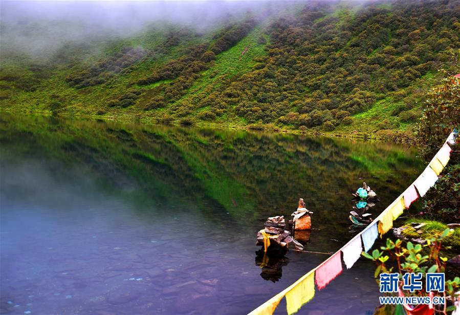 鏡のような湖面に緑の山が映り込む神秘の朗吉錯(cuò)湖　 西蔵自治區(qū)