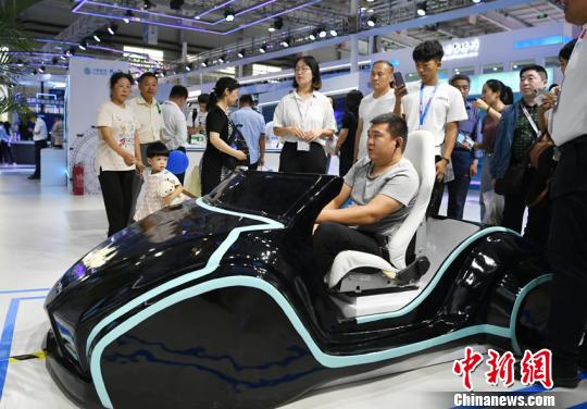 5G遠(yuǎn)隔運(yùn)転を體験する來場者（撮影?張瑤）。