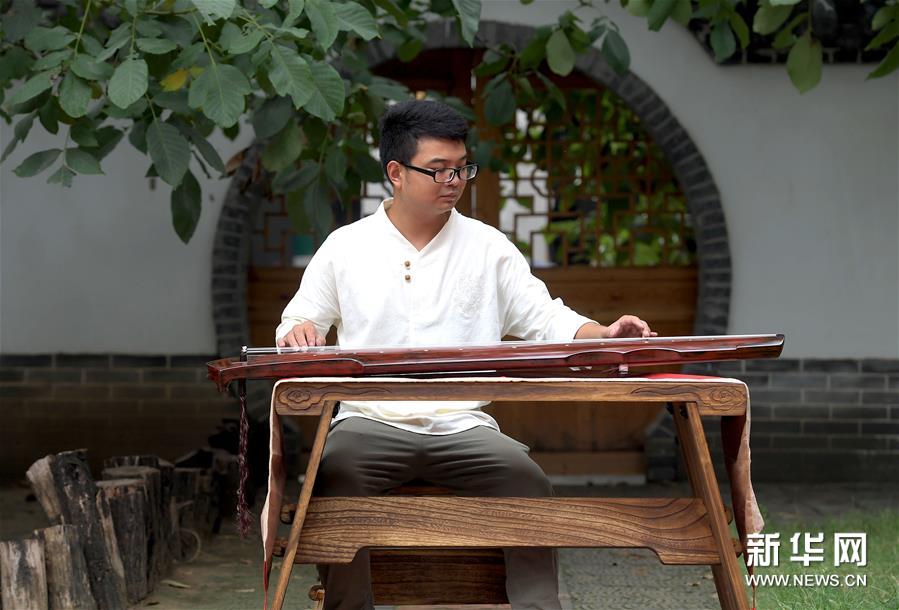 中國の伝統(tǒng)楽器?古琴を製作し、その文化を伝える「90後」の男性