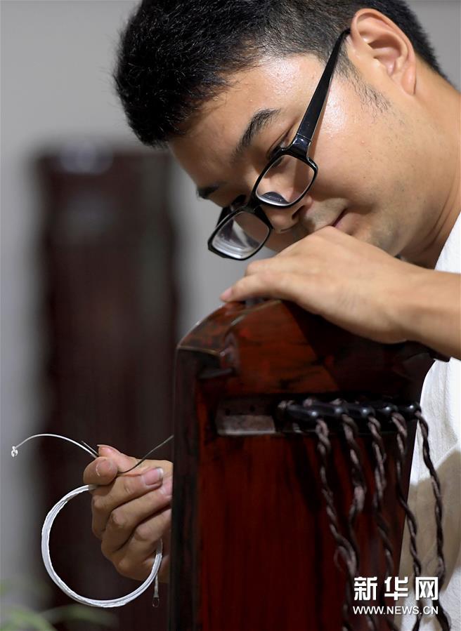 中國の伝統(tǒng)楽器?古琴を製作し、その文化を伝える「90後」の男性
