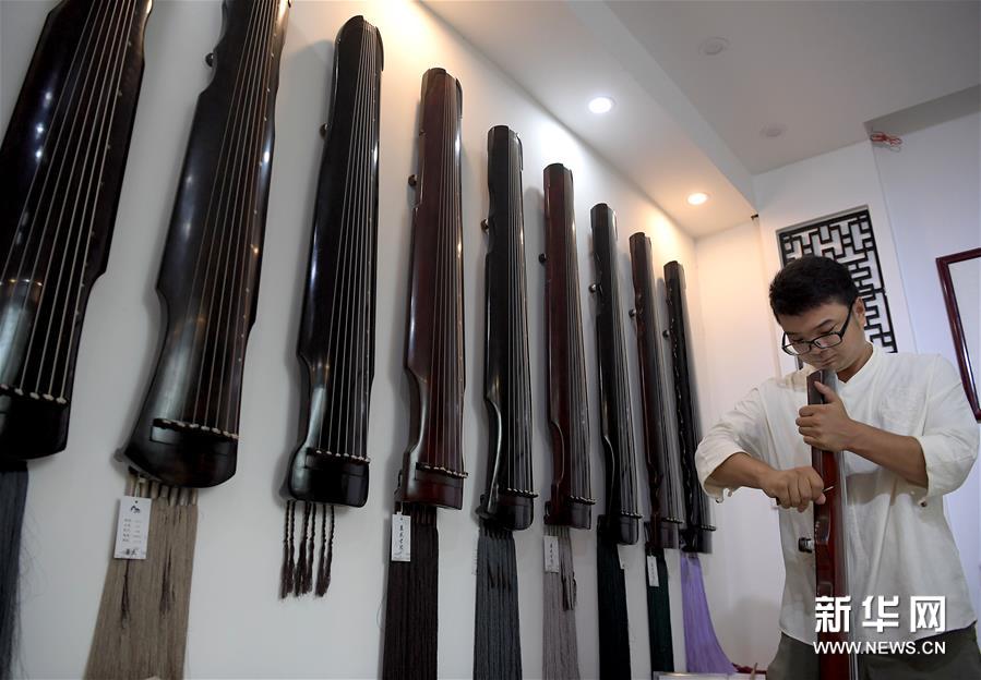 中國の伝統(tǒng)楽器?古琴を製作し、その文化を伝える「90後」の男性