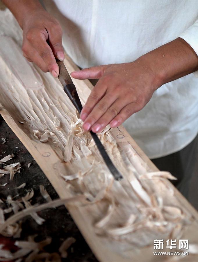 中國の伝統(tǒng)楽器?古琴を製作し、その文化を伝える「90後」の男性