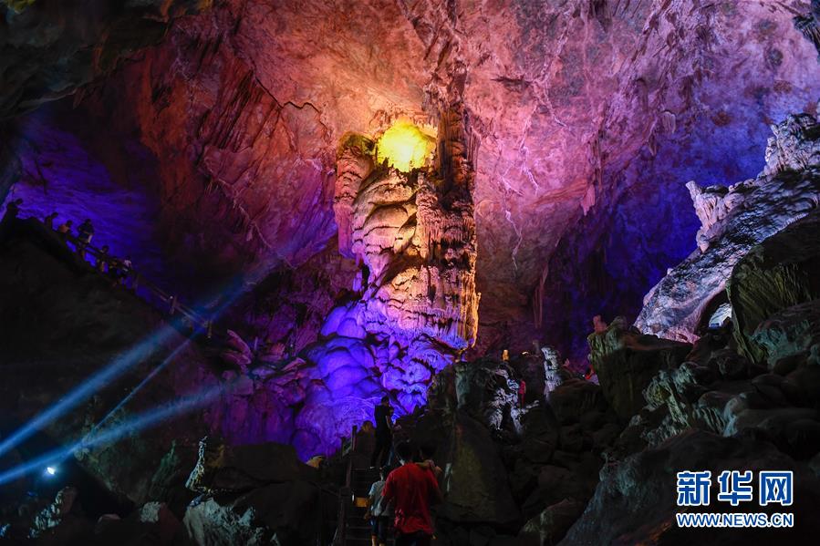 8月25日、瑤琳仙境景勝地を見學(xué)する観光客（撮影?黃宗治）。