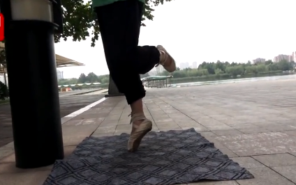 バレリーナを目指すおじいさん？トゥシューズで毎日2時(shí)間練習(xí)　山東省