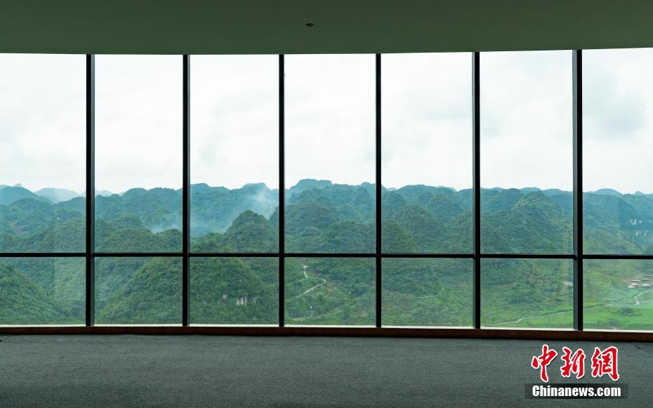 100メートルの崖に埋め込まれたように建つ溶巖美術(shù)館 貴州