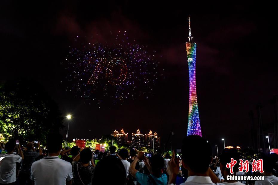 ドローン999臺(tái)が夜空に彩りの図案?メッセージ　広州