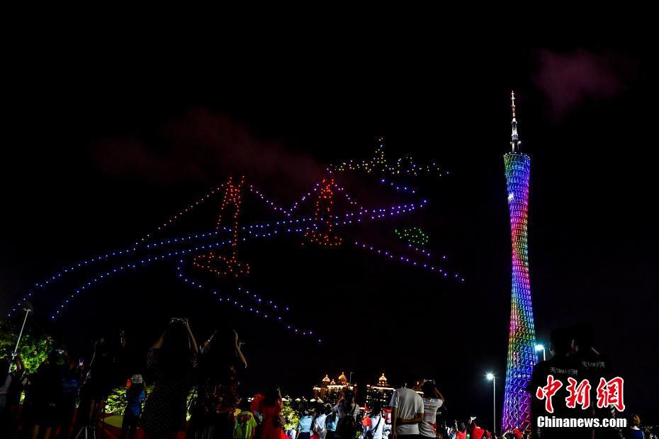 ドローン999臺(tái)が夜空に彩りの図案?メッセージ　広州