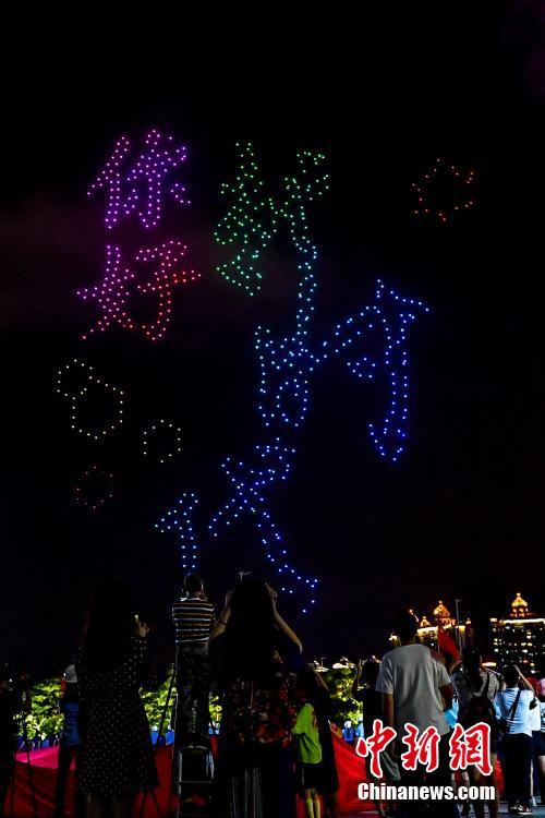 ドローン999臺が夜空に彩りの図案?メッセージ　広州