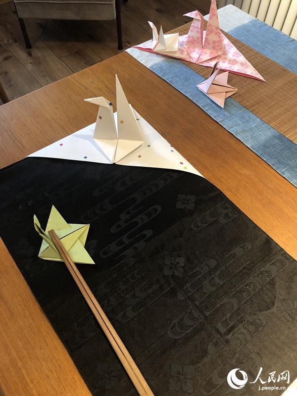 心を包む「折形」を?qū)Wぶ　北京で日本の禮法と折形講座