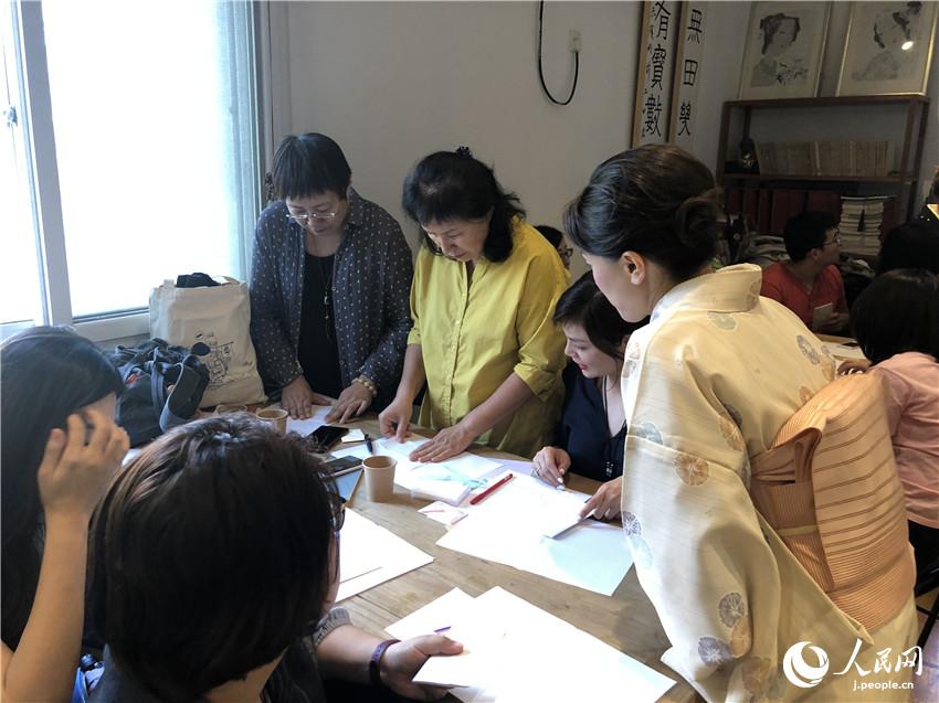 心を包む「折形」を?qū)Wぶ　北京で日本の禮法と折形講座