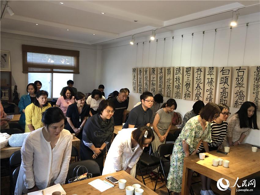 心を包む「折形」を?qū)Wぶ　北京で日本の禮法と折形講座