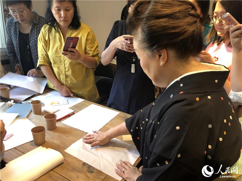 心を包む「折形」を?qū)Wぶ　北京で日本の禮法と折形講座